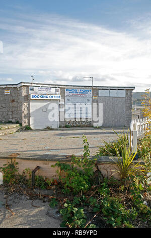 Rhos punto Rhos sul mare, Conwy. Negozi intavolato e deteriorando dopo essere stato chiuso dal consiglio e lasciati a marcire. Foto Stock