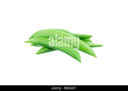 Baccelli di piselli verdi isolati su sfondo bianco Foto Stock