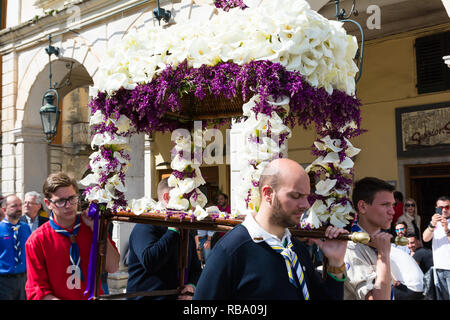 Corfù, Grecia - Aprile 6, 2018: l'epitaffio processioni del Venerdì Santo a Corfù. Ogni chiesa organizzare una litania, portando il suo 'Epitaphios' con l'acc Foto Stock