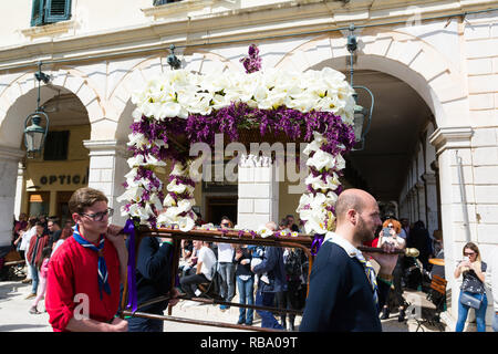 Corfù, Grecia - Aprile 6, 2018: l'epitaffio processioni del Venerdì Santo a Corfù. Ogni chiesa organizzare una litania, portando il suo 'Epitaphios' con l'acc Foto Stock