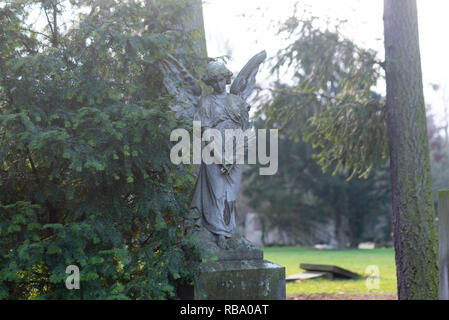 Vista di una figura di angelo su un cimitero Foto Stock