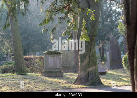 Vista della vecchia tombe su un cimitero Foto Stock