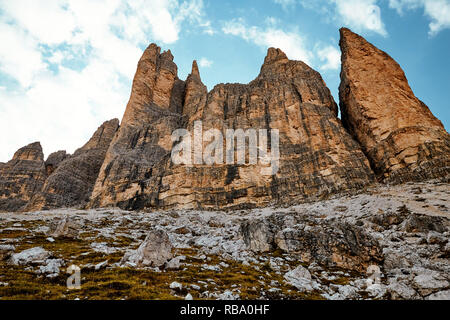 Dolomiti di Sesto Le montagne vicino al Tre Cime di Lavaredo. Nuvoloso sci sul background. Italia bellezze Foto Stock