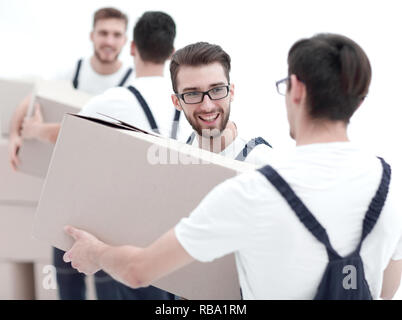 Foto di lavoratori che passano ogni altre caselle quando cappelli mobili. Foto Stock