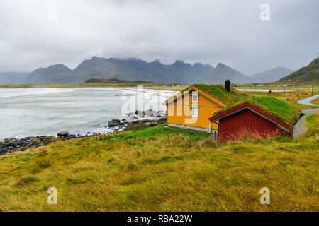 Iconico case con il tetto di erba da mare, Fredvang, Nordland county, Isole Lofoten in Norvegia Foto Stock