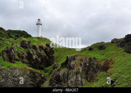 Mare mosso sulle coste selvagge a Uganzaki faro di Isola di Ishigaki, Okinawa in Giappone Foto Stock