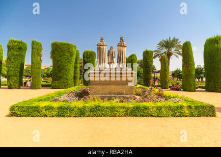 Memorial statue di Cristoforo Colombo, il Re Ferdinando e la Regina Isabel, Alcázar de los Reyes Cristianos, Cordoba, Spagna Foto Stock