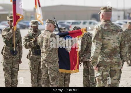 Il Mag. Gen. Blake Ortner, comandante della ventinovesima divisione di fanteria, distende le unità dei colori durante la ventinovesima divisione di fanteria del trasferimento di autorità cerimonia dic. 19, 2016 a Camp Arifan, Kuwait. La ventinovesima divisione di fanteria è organizzata per fornire la supervisione di alcuni 18.000 truppe in U.S. Esercito della centrale area di operazioni, il maggior numero di truppe dell'unità ha preso il comando di sin dalla fine della Seconda Guerra Mondiale. Foto Stock