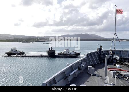 POLARIS POINT, Guam (dec. n. 20, 2016) Il Los Angeles-class attack submarine USS Chicago (SSN 721) si prepara a moor accanto al sommergibile offerta USS Emory S. Land (come 39). Emory S. Terra, homeported in Guam, fornisce la manutenzione, hotel servizi e supporto logistico per i sommergibili e navi di superficie negli Stati Uniti La quinta e la settima flotta aree di operazioni. Foto Stock