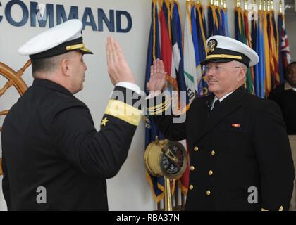 MILLINGTON, Tennessee (Dec. n. 19, 2016) posteriori Adm. Doug Beal, vice comandante della Marina Militare comando reclutamento (NRC), sinistra, eroga il giuramento di messa in servizio per il dott. Charles Wallace su quarterdeck dell NRC in Millington dic. 19. A seguito di una 27 anni di carriera di pratica privata in chirurgia plastica, Wallace sarà ora presta la sua competenza medica come parte della marina degli Stati Uniti di riserva. Foto Stock