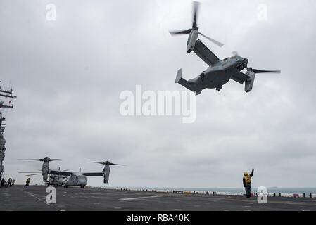 Oceano atlantico (dec. n. 20, 2016) Una MV-22 Osprey dal ventiduesimo Marine Expeditionary Unit (MEU) lancia dal ponte di volo dell'assalto anfibio nave USS Wasp (LHD 1). Vespa è distribuito come parte della Vespa Anfibia pronto il gruppo che sta scaricando il ventiduesimo MEU dopo aver completato un periodo di sei mesi di distribuzione per gli Stati Uniti La quinta e la sesta flotta aree di operazioni. Foto Stock