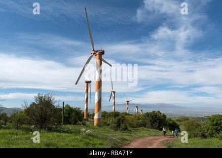 Famiglia israeliano escursioni intorno a Bnei Rasan turbine eoliche vicino Kibbutz Ein Zivan nel Golan. Israele Foto Stock