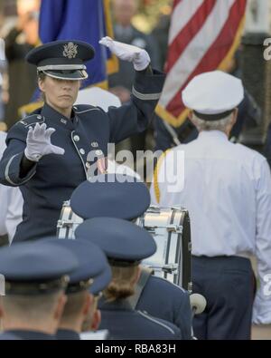 Stati Uniti Air Force 2 Lt. Christina Muncey dirige la United States Air Force forza totale Band durante una cerimonia di ritiro a Disneyland di Anaheim, California, 1 gennaio, 2017. Il USAF forza totale Band sta dando dei calci a fuori della Air Force il settantesimo compleanno giocando diversi luoghi nella California del sud che culminano con il loro aspetto in 128Rose Parade. La band è composta di servizio attivo e Air National Guard musicisti da tutto l'Air Force. Foto Stock