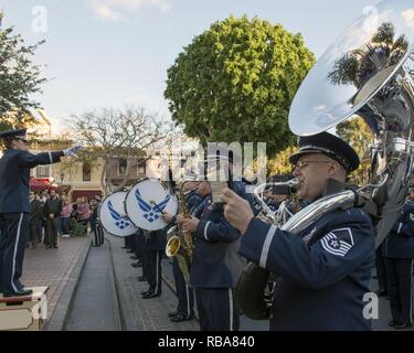 Stati Uniti Air Force 2 Lt. Christina Muncey dirige la United States Air Force forza totale Band durante una cerimonia di ritiro a Disneyland di Anaheim, California, 1 gennaio, 2017. Il USAF forza totale Band sta dando dei calci a fuori della Air Force il settantesimo compleanno giocando diversi luoghi nella California del sud che culminano con il loro aspetto in 128Rose Parade. La band è composta di servizio attivo e Air National Guard musicisti da tutto l'Air Force. Foto Stock