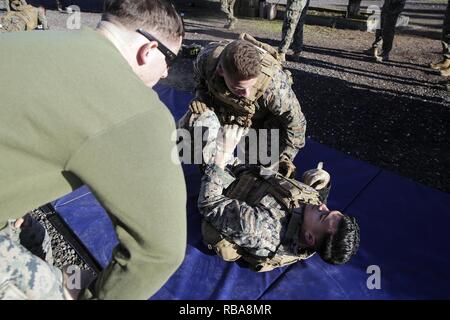 Cpl. Cory Espejo, una macchina gunner e Cpl. Diego Cuevas, un assaultman con scopi speciali Air-Ground Marine Task Force Response-Africa crisi, eseguire la massa delle tecniche di combattimento prima di un fucile intervallo vicino Naval Air Station Sigonella, Italia, Gen 3, 2017. Marines condotta una sollecitazione shoot, che ha coinvolto un fisicamente estenuante lavoro seguiti da un corso di fuoco mirato a verificare la Marine la funzione cognitiva. Foto Stock