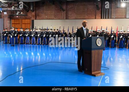 Il presidente Barack Obama affronta il pubblico durante una delle Forze Armate pieno onore rivedere la Cerimonia di congedo a Conmy Hall, Base comune Myer-Henderson Hall, Va. gen. 4, 2016. Il Segretario della Difesa Ashton Carter e il Presidente del Comune di capi di Stato Maggiore Giuseppe Dunford sono stati ospiti della cerimonia. Foto Stock