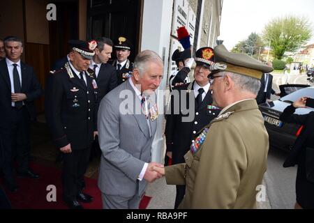 Sua Altezza Reale il Principe Charles, Principe di Galles (centro), incontra il gen. Tullio del Sette, Carabinieri Comandante Generale (sinistra), durante la visita al centro di eccellenza per la stabilità delle unità di polizia (CoESPU) Vicenza, Italia, Aprile 1, 2017. Foto Stock