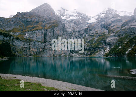 Caumasee lago con una piccola isola che si trova nel mezzo del cristallo lago pulito e vicino a Flims, Svizzera. Foto Stock