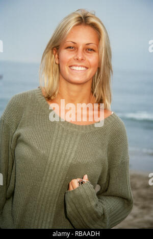 MALIBU, CA - 25 Luglio: attrice Nicole Eggert assiste terza celebrità annuale concorso Surf evento sulla luglio 25, 1993 a Malibu Surfrider Beach in Malibu, California. Foto di Barry re/Alamy Stock Photo Foto Stock