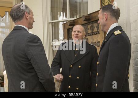 Il comandante del Marine Corps gen. Robert B. Neller, centro, parla con gli Stati Uniti in pensione Navy Adm. Jonathan W. Greenert, sinistra e ADM. John M. Richardson, Capo di operazioni navali, prima che il segretario della Marina sfilata di addio alla caserma marini Washington, Washington D.C., Gennaio 6, 2017. La sfilata è stato tenuto in onore dell'onorevole Raymond E. Mabus chi è stato il più longevo segretario della Marina Militare dalla guerra mondiale I. Foto Stock