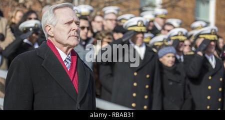 Gli onorevoli Raymond E. Mabus, segretario della Marina Militare, sorge durante il suo addio parade presso caserma marini Washington, Washington D.C., Gennaio 6, 2017. Mabus era il più longevo segretario della Marina Militare dalla guerra mondiale I. Foto Stock