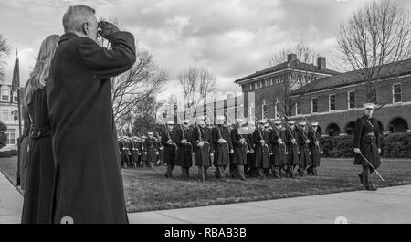 Gli onorevoli Raymond E. Mabus, sinistra, segretario della Marina, saluta durante il suo addio parade presso caserma marini Washington, Washington D.C., Gennaio 6, 2017. Mabus era il più longevo segretario della Marina Militare dalla guerra mondiale I. Foto Stock