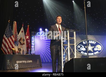 Patrick J. Murphy, Sotto Segretario dell'esercito, i colloqui negli Stati Uniti. Esercito All-American giocatori di calcio, i membri della band, senior leader dell'esercito e di altri leader di comunità e sostenitori presso l'U.S. Esercito ciotola All-American premi mostra e ricezione presso il Teatro Majestic di San Antonio, a gennaio 6, come parte di una serie di eventi che conduce fino al 2017 U.S. Esercito ciotola All-American che sarà svolto sabato 7 gennaio nel Alamodome. Per 16 anni, IL GOVERNO DEGLI STATI UNITI Esercito ciotola All-American è stata la nazione di premier di alta scuola di gioco del calcio, che serve come il nobile trampolino di lancio per il futuro dell'America ha college e Nat Foto Stock