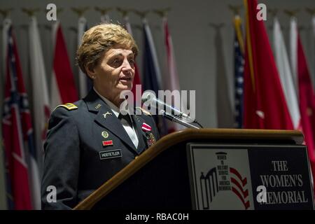 Chief Warrant Officer 5 Mary Alice Hostetler dà il suo commento durante la sua pensione cerimonia tenutasi a donne del Sacrario Militare su 7 Gennaio in Arlington, Virginia. Hostetler arruolato nell' esercito nel luglio 1976 ed è stato promosso a CW5 in aprile 2013 come comando Chief Warrant Officer del duecentesimo della Polizia Militare comando. Hostetler servito più di quarant'anni nell'esercito degli Stati Uniti. Hostetler compiuto molte pietre miliari, di essere la prima donna in una polizia militare company, la prima donna a fornire servizi di protezione in una zona di combattimento, alla guida di una squadra incaricata di proteggere la Se Foto Stock