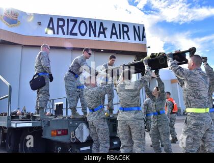 Avieri dall'Istituto di medicina aeronautica 944th squadrone di staging lavorano insieme per caricare un paziente simulato su un K-caricatore gen. 7 durante un giunto il movimento del paziente esercizio a Goldwater Air National Guard Base, Ariz. Foto Stock