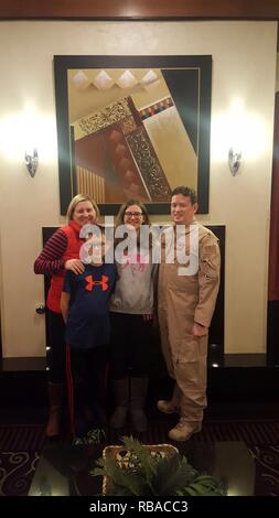 La famiglia di carcamo di Central Ohio pone nel gennaio 2017 per una foto prima di Ernie, un importante nel Michigan Air National Guard, distribuito in Asia sud-ovest. Il Carcamos' i bambini frequentano la scuola nella Olentangy scuola locale quartiere centrale di Ohio, che di recente è stata riconosciuta dallo stato di Ohio per sostenere le famiglie militari con il Viola Star Award. Foto Stock