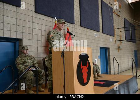 Brig. Gen. Jon Jensen ha preso il comando del Minnesota Guardia Nazionale's 34th Red Bull divisione di fanteria da magg. Gen. Neal Loidolt durante un cambio del comando cerimonia, 7 gennaio 2017, in Rosemount, Minnesota. (Minnesota Guardia Nazionale Foto Stock