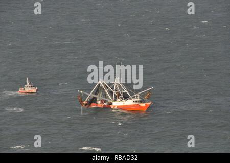 Il Coast Guard risponde ad una nave che su acqua circa 50 miglia a sud di Grand Isle, Louisiana, 9 gennaio 2017. Watchstanders a Coast Guard settore New Orleans sono state notificate al 1:58 a.m. Della Nave che su acqua e diretto il lancio di un 45-piede Boat-Medium risposta equipaggio dalla stazione della Guardia Costiera Grand Isle, un MH-65 Delfino elicottero equipaggio dalla guardia costiera Stazione aria di New Orleans e un HC-144 Ocean Sentry equipaggio aereo dalla Coast Guard Aviation Training Center in Mobile, Alabama, per assistere i marinai. Foto Stock