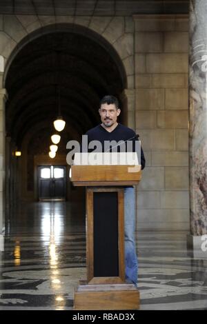 Kris "tanto" Paronto, parla presso lo State Capitol Building a Lincoln, Nebraska, Gen 9, in corrispondenza di un "ricordando i nostri caduti cerimonia" messo su da Bill e Evonne Williams di produzioni patriottica, una organizzazione senza scopo di lucro. Paronto, un ex U.S. Army Ranger dal 2° Battaglione, 75o Reggimento Ranger e di sicurezza privata contraente, era parte della CIA allegato security team che ha risposto all'attacco terroristico contro gli Stati Uniti La missione speciale di Bengasi, Libia, Sett. 11, 2012. Foto Stock