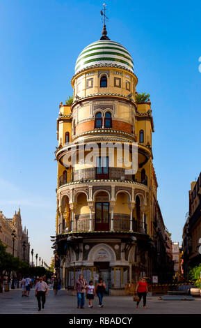 Siviglia, Spagna - 22 agosto 2012: l'edificio Adriatico (El edificio de la Adriatica), costruito tra il 1914-1922 dall'architetto José Espiau Munoz, un beaut Foto Stock