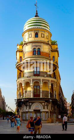 Siviglia, Spagna - 22 agosto 2012: l'edificio Adriatico (El edificio de la Adriatica), costruito tra il 1914-1922 dall'architetto José Espiau Munoz, un beaut Foto Stock