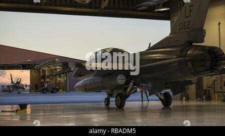 Un F-16 Fighting Falcon pilotato da magg. Brent Ellis, un pilota di caccia con il 311th Fighter Squadron, si prepara a uscire da un hangar a Holloman Air Force Base, N.M., il 9 gennaio, 2017. Ellis ha volato il Brig. Gen. Eric Sanchez, il comandante generale a White Sands Missile Range, su un volo di familiarizzazione per dimostrare Holloman's F-16 missione e gli aeromobili di capacità. Sanchez ha visitato Holloman AFB a partecipare a uno spazio aereo e missione breve relativi a Holloman e WSMR la partnership in corso. Foto Stock