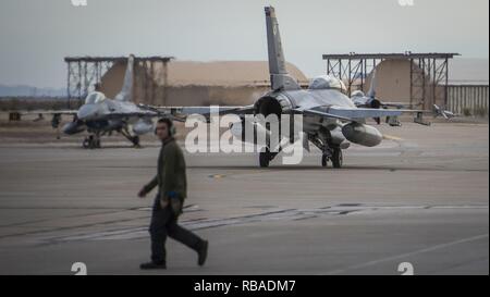 Un F-16 Fighting Falcon pilotato da magg. Brent Ellis, un pilota di caccia con il 311th Fighter Squadron, si dirige verso la linea di volo a Holloman Air Force Base, N.M., il 9 gennaio, 2017. Ellis ha volato il Brig. Gen. Eric Sanchez, il comandante generale a White Sands Missile Range, su un volo di familiarizzazione per dimostrare Holloman's F-16 missione e gli aeromobili di capacità. Foto Stock