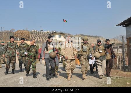 KABUL, Afghanistan (GEN. 09 2016) - Il Mag. Gen. Abdul Razaq Siawash, l esercito nazionale afgano comandante medico, si è incontrato con un team interfunzionale di medici e consulenti di bilancio combinata di sicurezza comando di transizione - Afghanistan (CSTC-A) a Kabul nazionale Ospedale militare di questa settimana per valutare i miglioramenti nel settore della logistica, e il supporto per l'Esercito nazionale afgano Medical la gestione della catena di fornitura. La visita si è conclusa con la coalizione squadre touring il medico di magazzino e la produzione di ossigeno a pianta KNMH dove i contraenti erano 35 di formazione personale. Thomas A. Lockhart, direttore esecutivo del Foto Stock