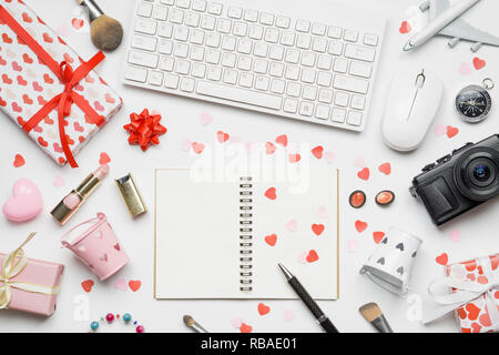 San Valentino il concetto di viaggio spazio vuoto notebook, cosmesi femminile, confezione regalo, tastiera e mouse wireless su sfondo bianco. Foto Stock