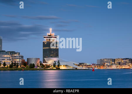 I Paesi Bassi, Amsterdam, un'DAM Tower, eye film Institute, museo e cinema, QUESTO È HOLLAND edificio. Twilight. Foto Stock