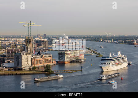 I Paesi Bassi, Amsterdam, vista aerea da un'dam Tower, chiamato un'dam Belvedere. Vista su Silodam e la nave di crociera. Foto Stock