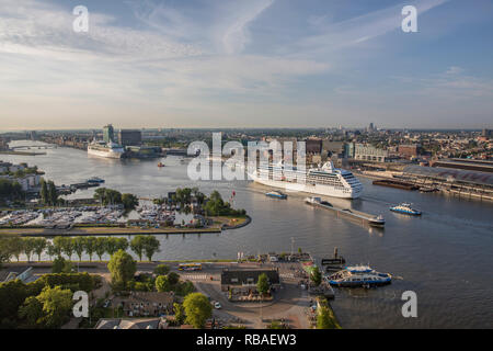 I Paesi Bassi, Amsterdam, vista aerea da un'dam Tower, chiamato un'dam Belvedere. Vista sul Terminal Passeggeri e la nave di crociera. Foto Stock