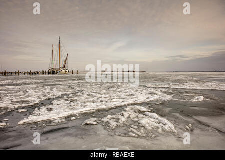 Paesi Bassi, Amsterdam, Durgerdam. Nave a vela cargo tradizionale. Inverno, ghiaccio. IJmeer lago. Foto Stock