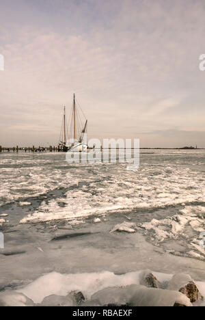 Paesi Bassi, Amsterdam, Durgerdam. Nave a vela cargo tradizionale. Inverno, ghiaccio. IJmeer lago. Foto Stock