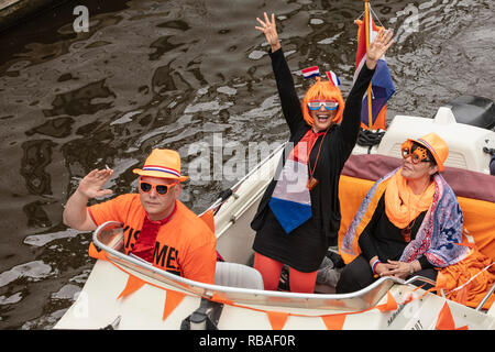 I Paesi Bassi, Amsterdam, festival annuale per festeggiare il compleanno del re Willem-Alexander. Kingsday, 27 aprile. Principalmente le persone vestite di arancione un Foto Stock