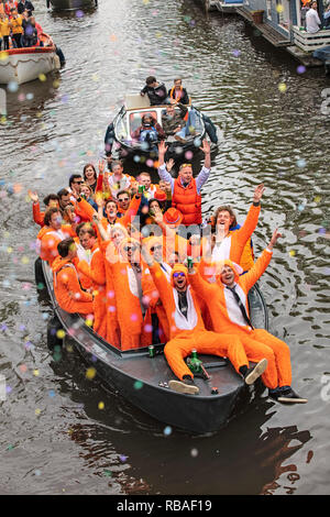 I Paesi Bassi, Amsterdam, festival annuale per festeggiare il compleanno del re Willem-Alexander. Kingsday, 27 aprile. Principalmente le persone vestite di arancione. C Foto Stock