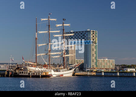 I Paesi Bassi, Amsterdam, edilizia residenziale Pontsteiger nel distretto di Houthavens. Di fronte fiume IJ e a tre alberi a vela. Foto Stock