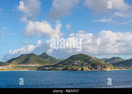 Vista panoramica dal mare di San Maarten island, olandese-lato, nei Caraibi Foto Stock