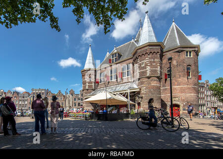 I Paesi Bassi, Amsterdam. Piazza Nieuwmarkt. De Waag edificio (l'pesare casa) dal XV secolo. Foto Stock