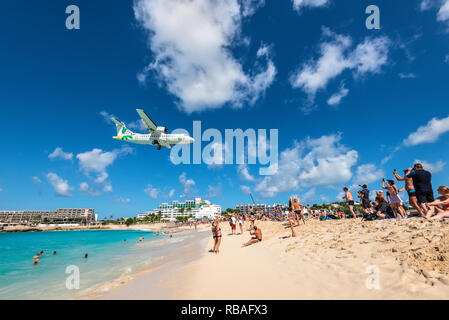 Simpson Bay, Saint Maarten - 17 dicembre 2018: un aereo commerciale si avvicina Princess Juliana airport onlooking sopra gli spettatori. La pista breve dare Foto Stock